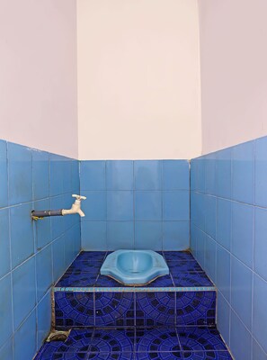 Shower, towels - Hotel O City Kost Syariah (Pangkalpinang)