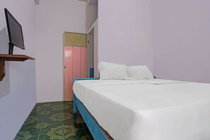 Basic Double Room | Desk, laptop workspace, bed sheets - Hotel O City Kost Syariah (Pangkalpinang)