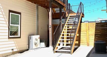 Bright, Beautiful & Dog Friendly Steps to Old Town