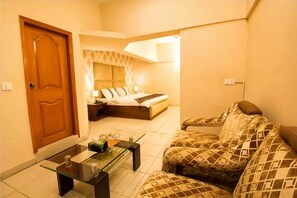 Deluxe Double Room | 1 bedroom, premium bedding, minibar, desk