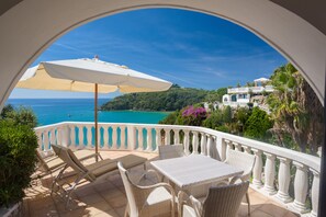 Junior Suite with terrace | Minibar, safe på rommet, skrivebord og wi-fi (inkludert)