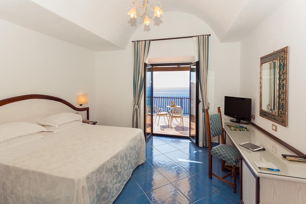 Superior Double Room with terrace, second floor | 1 slaapkamer, een minibar, een kluis op de kamer, een bureau