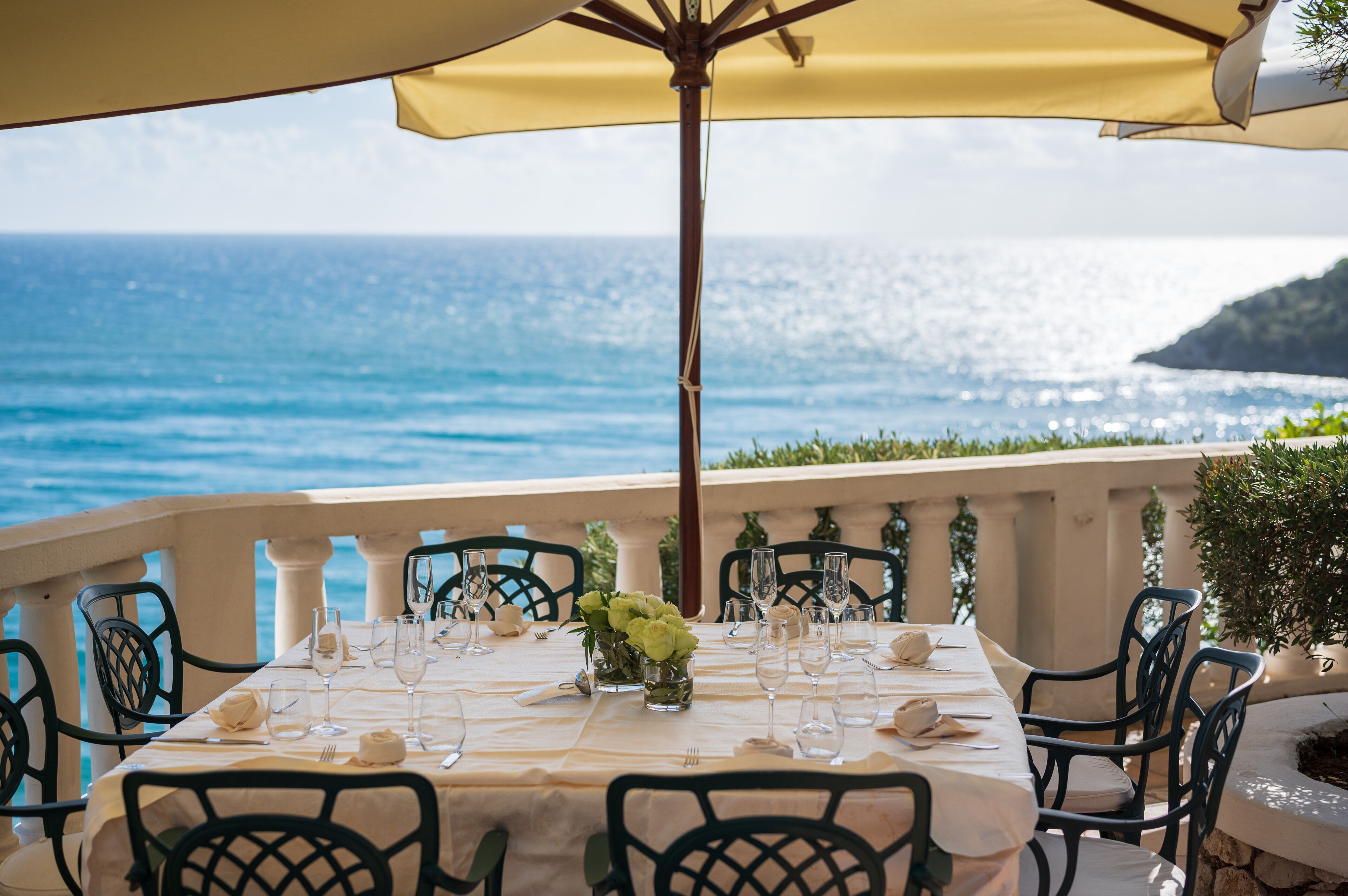 Mesa lista para comer con vista al mar.