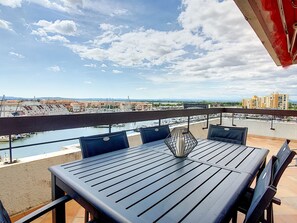 Outdoor dining - T2 Apartment with Terrace, Air Conditioning and Parking (Mauguio)