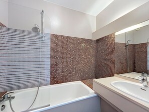 Bathroom - T2 Apartment with Air Conditioning, Loggia and Parking in Carnon (Mauguio)