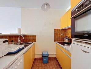 Coffee/tea maker, fridge, microwave, oven - T2 Apartment with Air Conditioning, Loggia and Parking in Carnon (Mauguio)