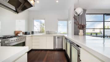 Coffee/tea maker, fridge, microwave, stovetop