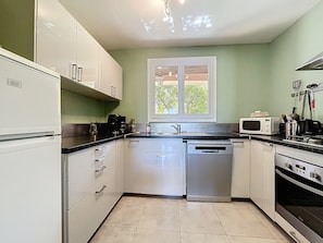 Fridge, microwave, oven, stovetop - Single-Story Villa for 7, 400m from Beach, Parking, Terrace, Quiet Area - Palavas-les-Flots (Palavas-les-Flots)