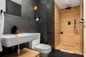 Apartamento design | Banheiro | Chuveiro, secador de cabelo, toalhas de banho 