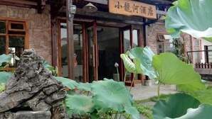 A traditional building with a sign that reads "小龍河酒店". - Xiaolonghe Hotel (Yangshuo Yulonghe Scenic Area) (Yangshuo)