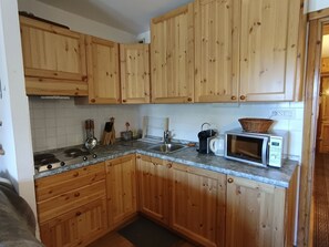 Fridge, microwave - Cozy studio with terrace, garden, and Wifi in Montgenèvre (Montgenèvre)