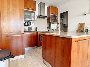 Kühlschrank, Mikrowelle, Ofen, Herdplatte