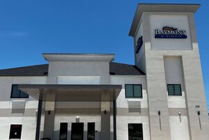 Un hotel de diseño moderno, con un llamativo letrero de 'Baymont by Wyndham' en la fachada.