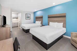 스위트, 더블침대 2개, 장애인 지원, 금연 (Hearing) | 각각 다른 스타일의 인테리어, 각각 다르게 가구 비치, 책상, 노트북 작업 공간