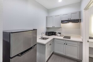 디럭스 스위트, 더블침대 2개, 금연 | 전용 간이 주방 | 커피/티 메이커, 식탁