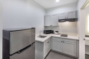 Deluxe Suite, 2 Double Beds, Non Smoking | Private kitchenette | Coffee/tea maker, dining tables