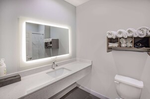 Ducha y bañera combinadas y artículos de higiene personal gratuitos