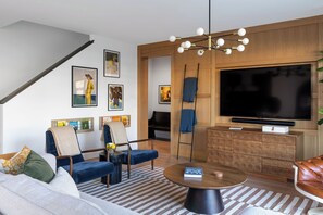 Smart-TV, peis, stereoanlegg og kontorer