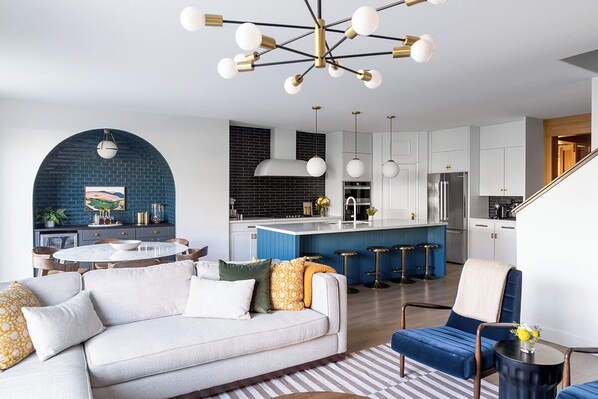 Smart-TV, peis, stereoanlegg og kontorer