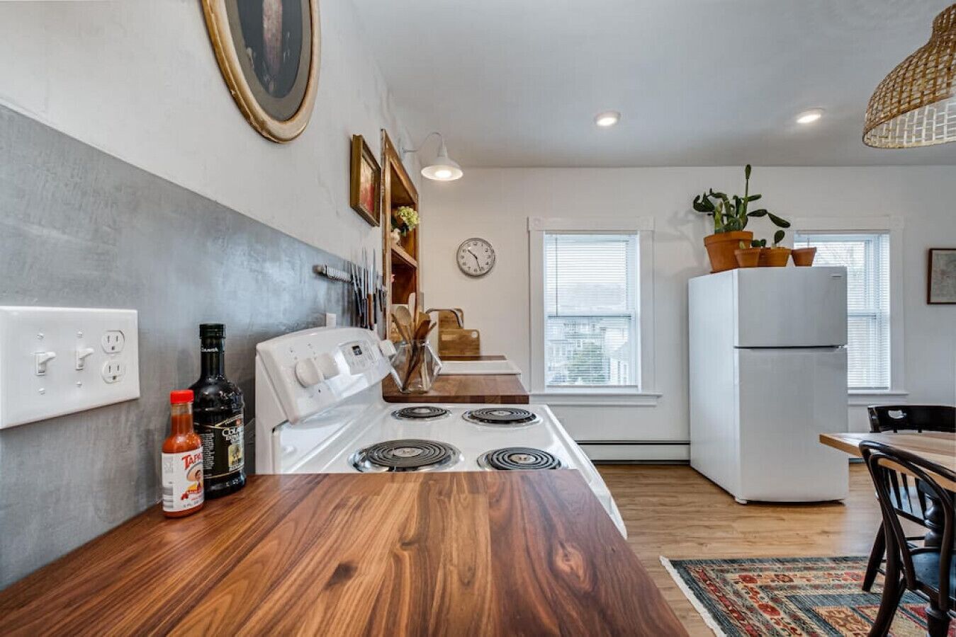 The White Apartment · Near Ocean Beach, Mystic USCGA!