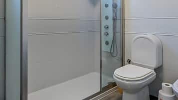 Dusj, hårføner og håndklær