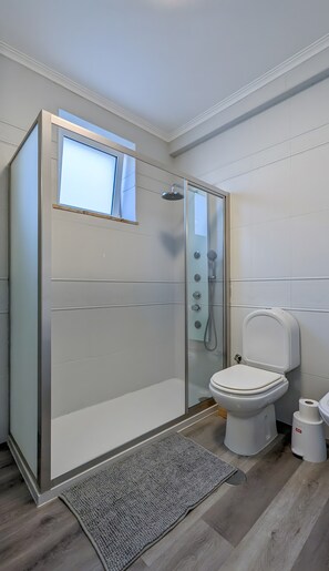 Shower, hair dryer, towels - Apartment 'Costa Nova Ocean View' with Sea View, Wi-Fi and Air Conditioning (Gafanha da Encarnação)