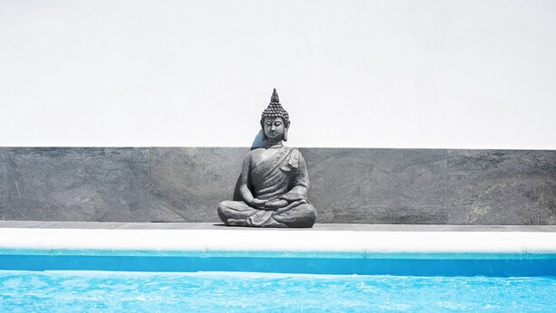 A statue of a seated figure by a pool. - Holiday Home 'La Posada' with Pool, Garden, Terrace & Wi-Fi (Conil de la Frontera)