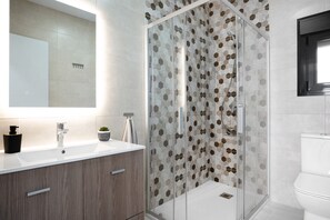 Ducha, secador de pelo y toallas