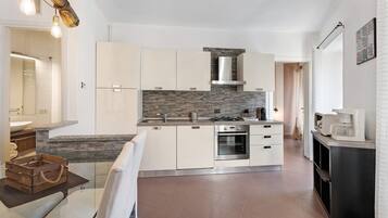 Kylskåp, mikrovågsugn, ugn och spishäll