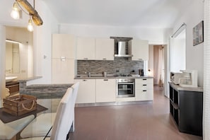 Frigorifero, microonde, forno, piano cottura