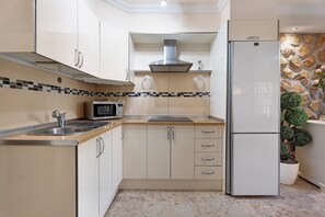 Kühlschrank, Mikrowelle, Ofen, Herdplatte