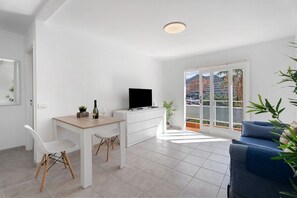 TV - Vacation Home 'Bonito Apartamento Cristian Playa' with Balcony & Wi-Fi (Arona)