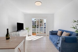 TV - Vacation Home 'Bonito Apartamento Cristian Playa' with Balcony & Wi-Fi (Arona)