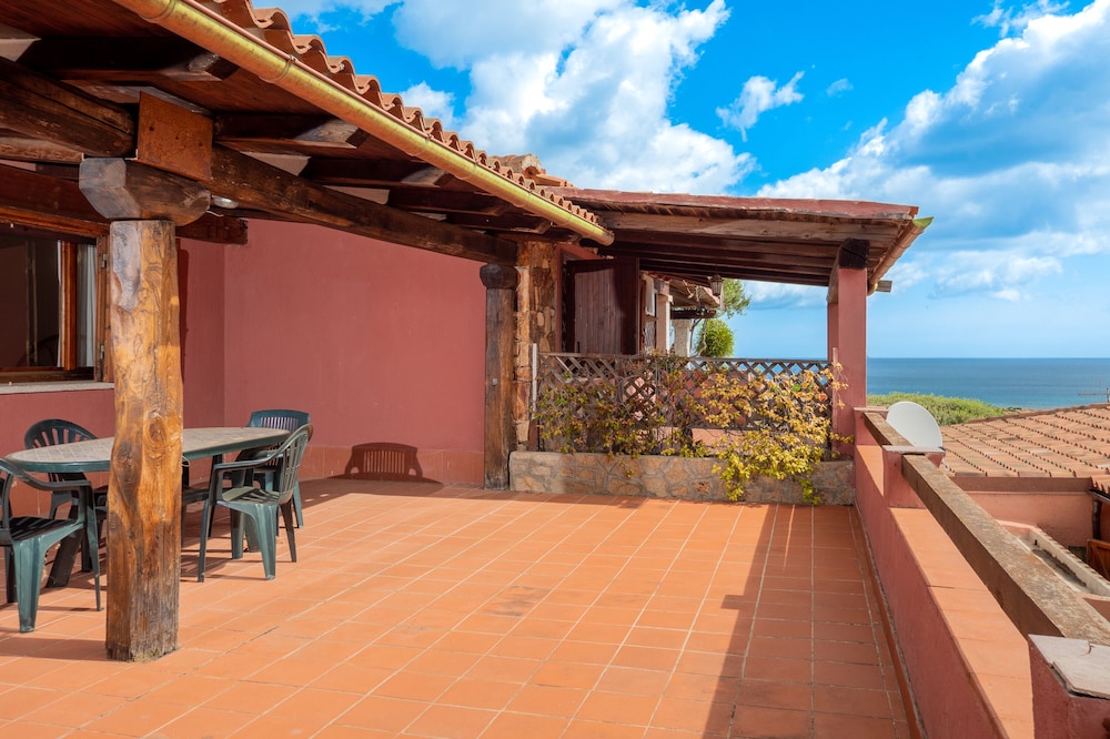Villa 'Ginepro' with Sea View, Private Terrace and Private Garden