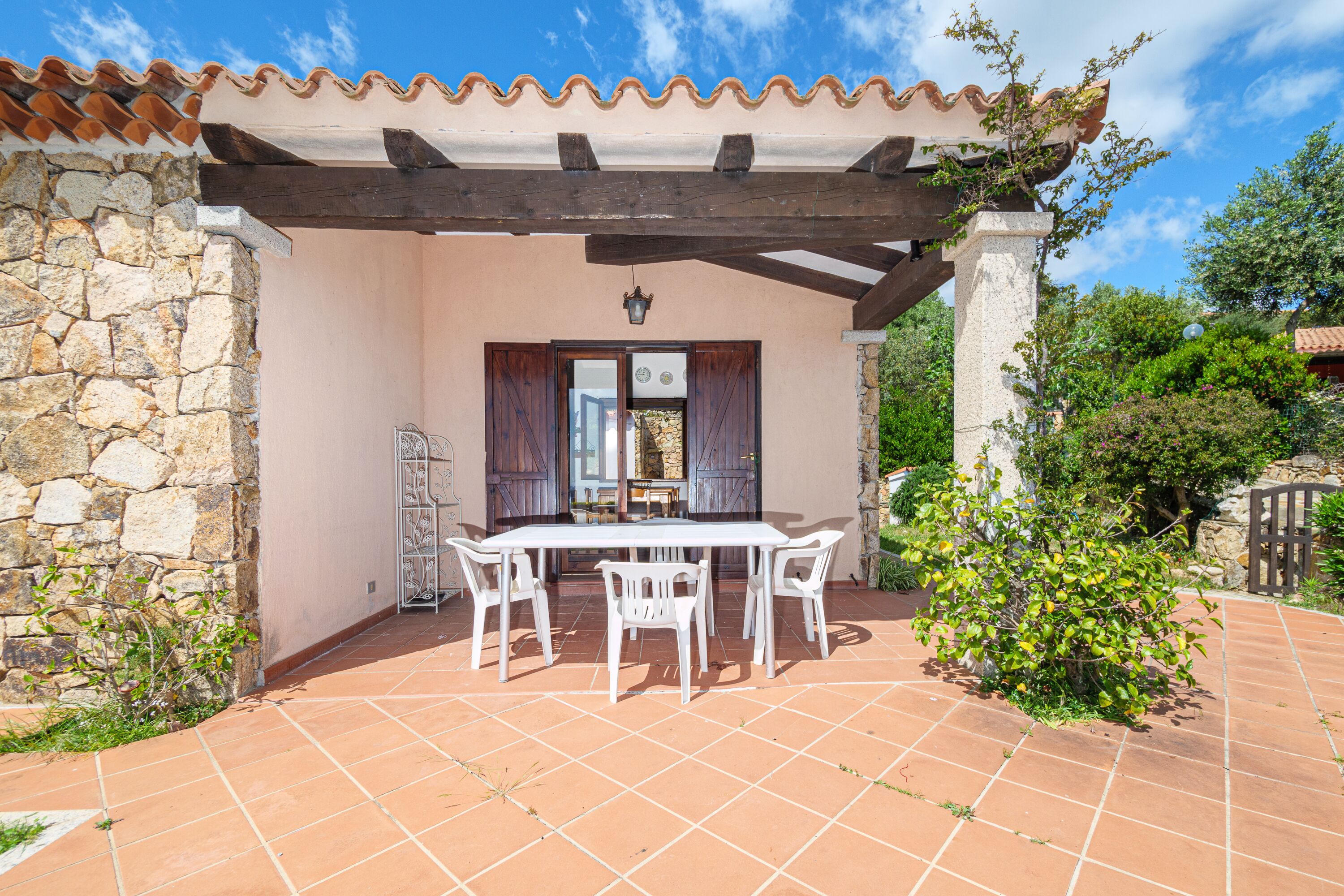 Villa 'Villino Tavolara' with Sea View, Wi-Fi and Air Conditioning