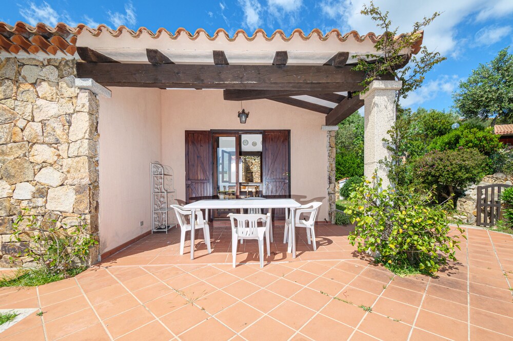 Villa 'Villino Tavolara' with Sea View, Wi-Fi and Air Conditioning