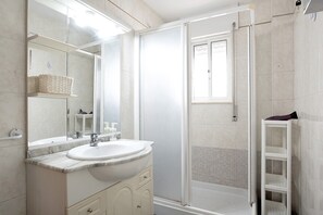 Shower, hair dryer, towels - Apartment 'Atlántico' with Balcony and Wi-Fi (Barbate)