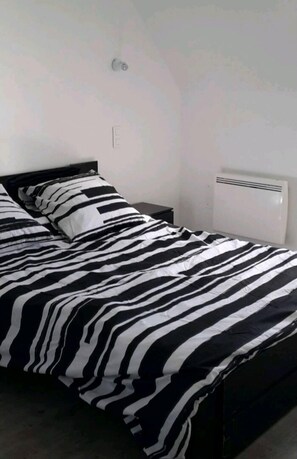 2 bedrooms, iron/ironing board, travel cot, free WiFi