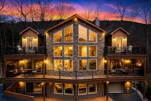 Exterior - Exceptional Massanutten Lodge-Magazine Worthy Backyard Oasis-Hot Tub-Decks-Views! (McGaheysville)