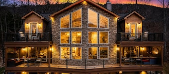 Exceptional Massanutten Lodge-Magazine Worthy Backyard Oasis-Hot Tub-Decks-Views!