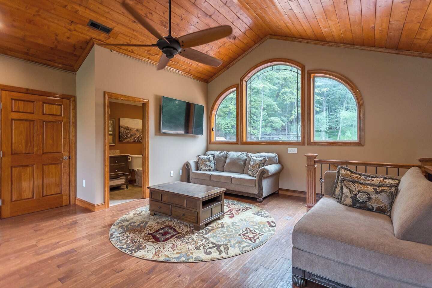 Smart TV, fireplace, Netflix, Hulu