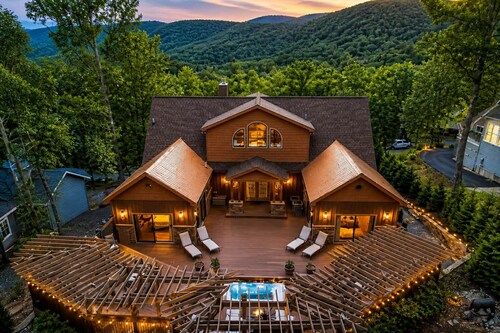 Exceptional Massanutten Lodge-Magazine Worthy Backyard Oasis-Hot Tub-Decks-Views!