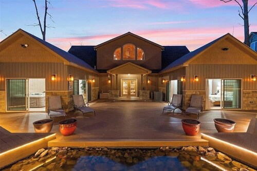 Exceptional Massanutten Lodge-Magazine Worthy Backyard Oasis-Hot Tub-Decks-Views!