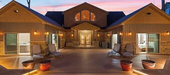 Exceptional Massanutten Lodge-Magazine Worthy Backyard Oasis-Hot Tub-Decks-Views!