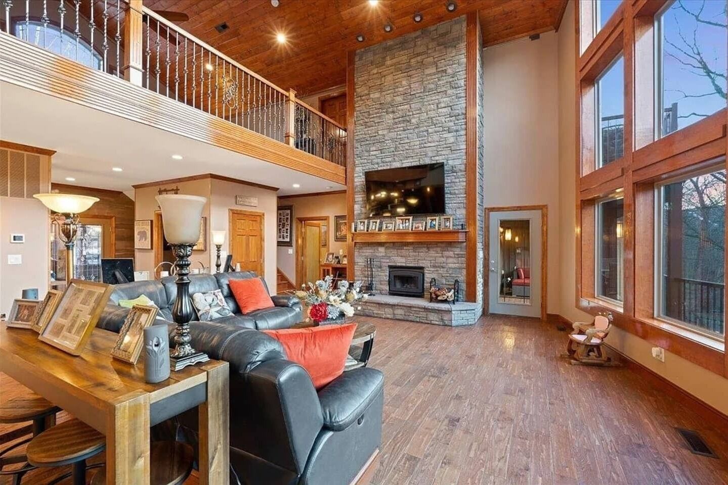 Smart TV, fireplace, Netflix, Hulu