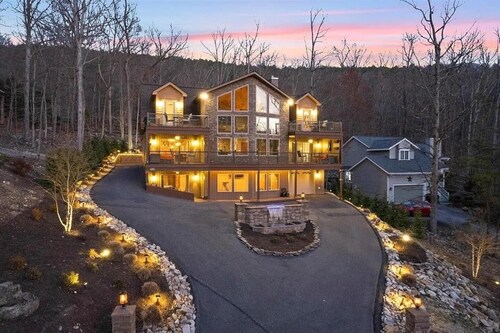 Exceptional Massanutten Lodge-Magazine Worthy Backyard Oasis-Hot Tub-Decks-Views!