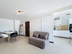 TV - Seaside Getaway: Cozy T2, Pool & Tennis, Near Port, Pets Welcome! (Mauguio)
