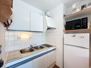 Jääkaappi, mikroaaltouuni, uuni, liesi