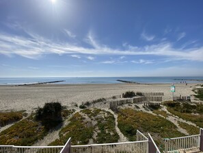 On the beach - Beachfront Duplex F3, 6 Sleeps, WiFi, Parking, Pets Allowed – 15 min from Montpellier (Mauguio)