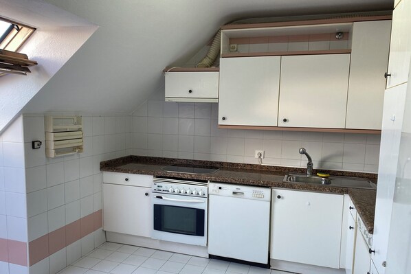 Køleskab, mikrobølgeovn, ovn, kogeplade